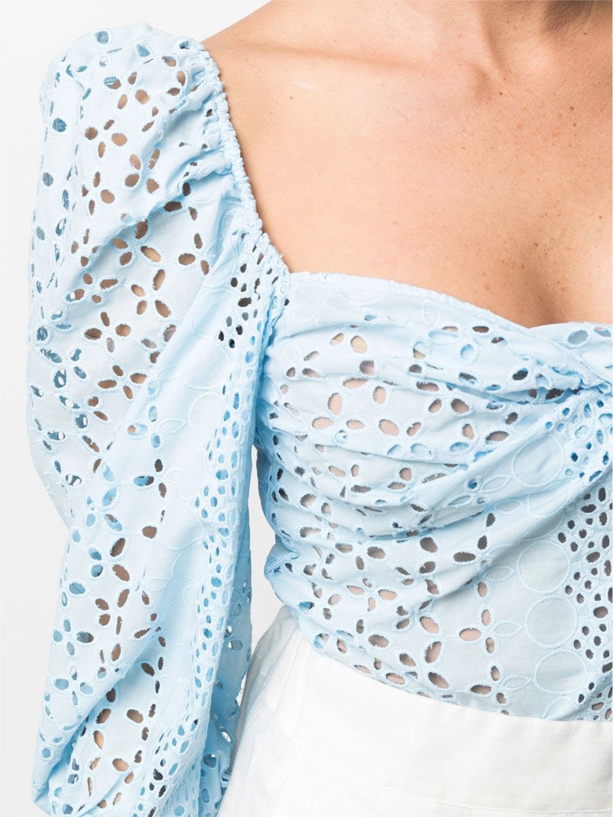 Low-cut Blouse in Sangallo Cielo